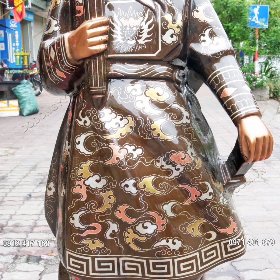 Pho tượng Trần Hưng Đạo khảm tam kh&iacute; l&agrave; d&ograve;ng sản phẩm được kh&aacute;ch h&agrave;ng v&ocirc; c&ugrave;ng y&ecirc;u th&iacute;ch